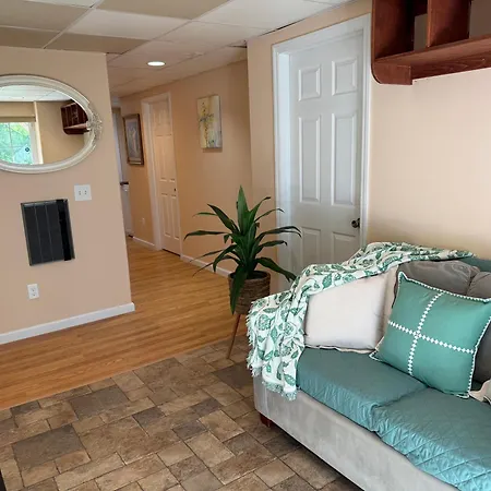 Cozy & Charming Place With Pool Access & Gym